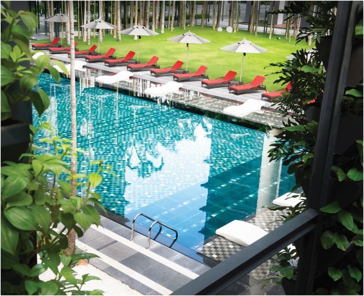 E&O Residences Kuala Lumpur Exteriör bild The pool at the hotel