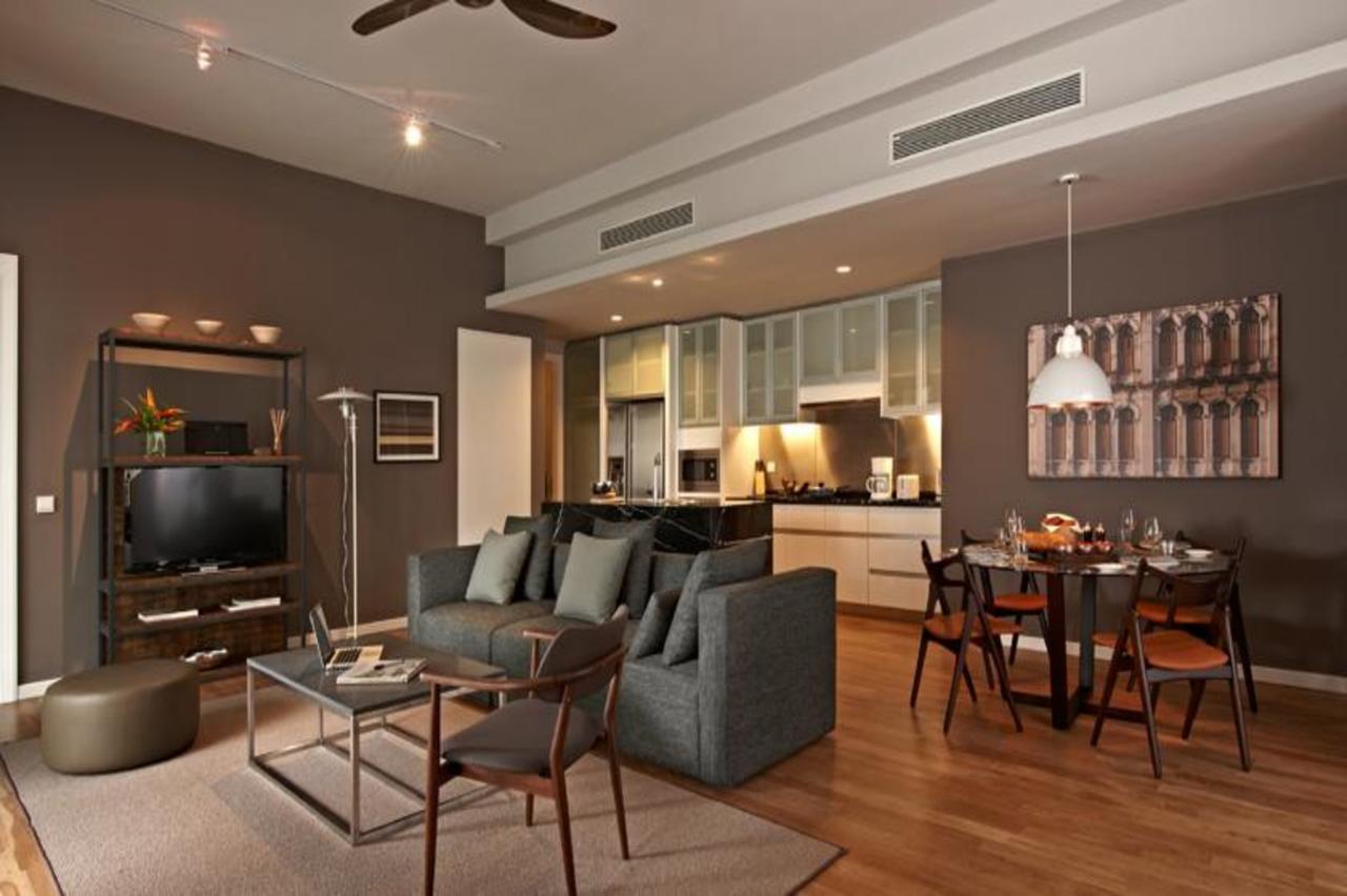 E&O Residences Kuala Lumpur Exteriör bild A living room with a kitchen and dining area