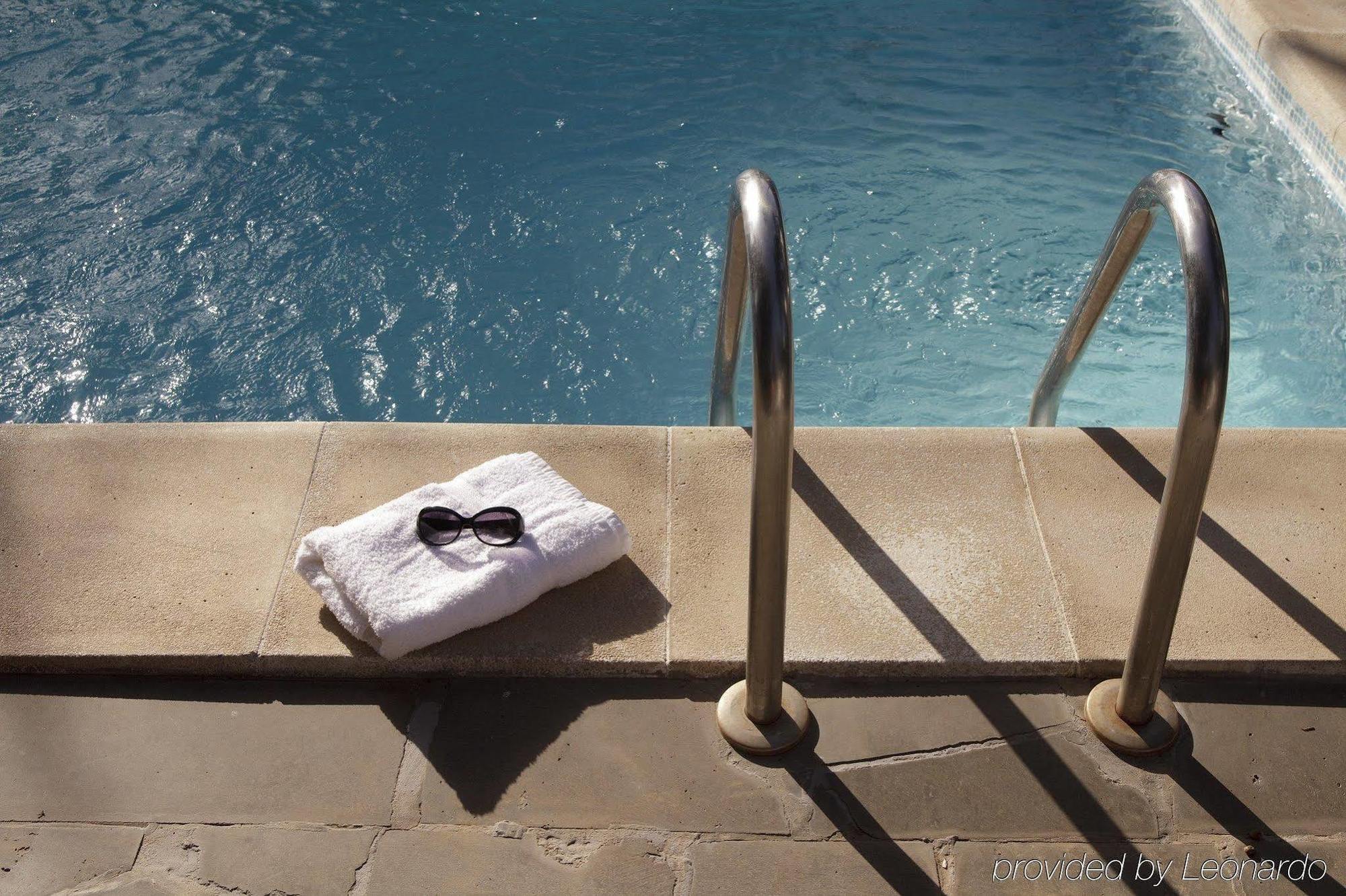 E&O Residences Kuala Lumpur Exteriör bild A towel at a pool